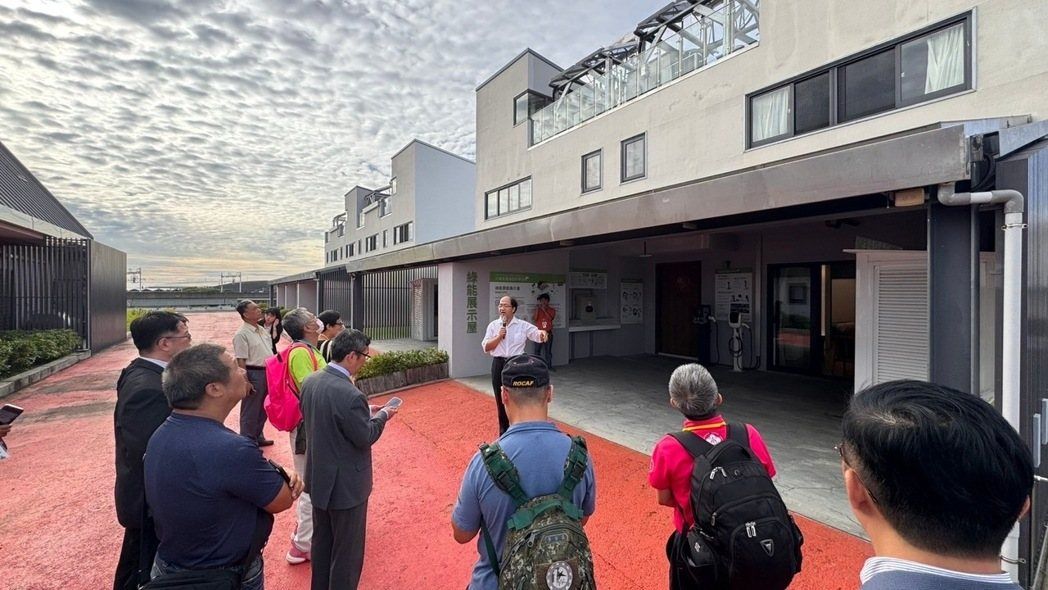 1130925主辦單位帶領學員參觀沙崙綠能科技示範場域的綠能展示屋。.jpg