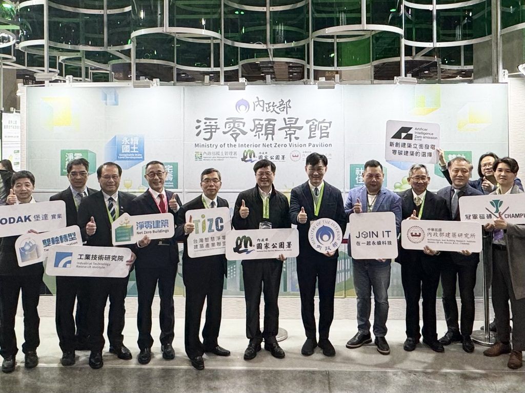 1140319內政部次長董建宏 (右六)、內政部建築研究所所長王榮進 (右四)、台灣智慧淨零建築產業聯盟秘書長孟義超、台灣建築中心董事長崔懋森 等人於內政部淨零建築政策願景館前合影.jpg