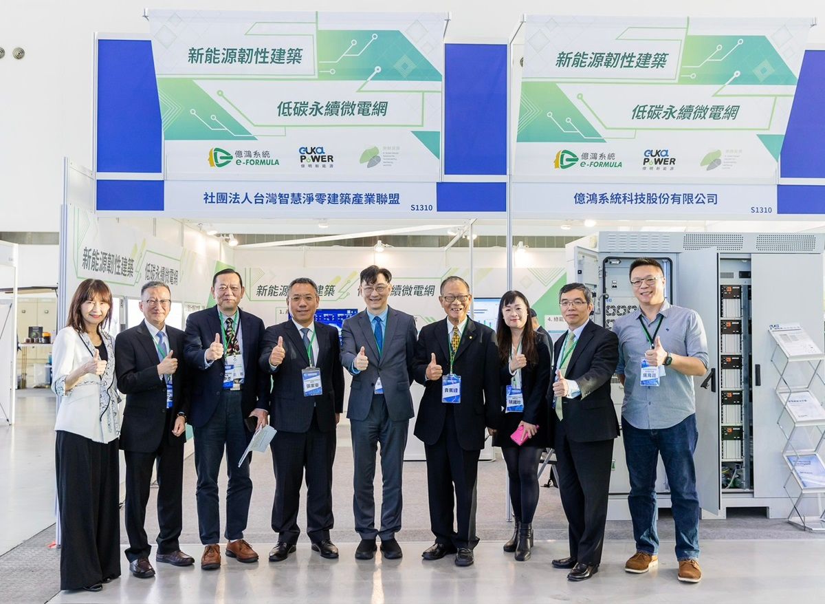 圖說：內政部政務次長董建宏（中）參觀台灣智慧淨零建築產業聯盟會員展出的先進儲能設備。.jpg