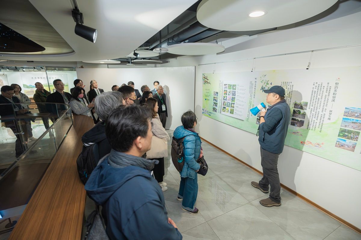 內政部建築研究所（20）日於淡水滬尾藝文休閒園區舉辦「智慧淨零建築標竿案例觀摩示範參訪」活動，由負責營運園區的將捷集團人員進行導覽。.jpg